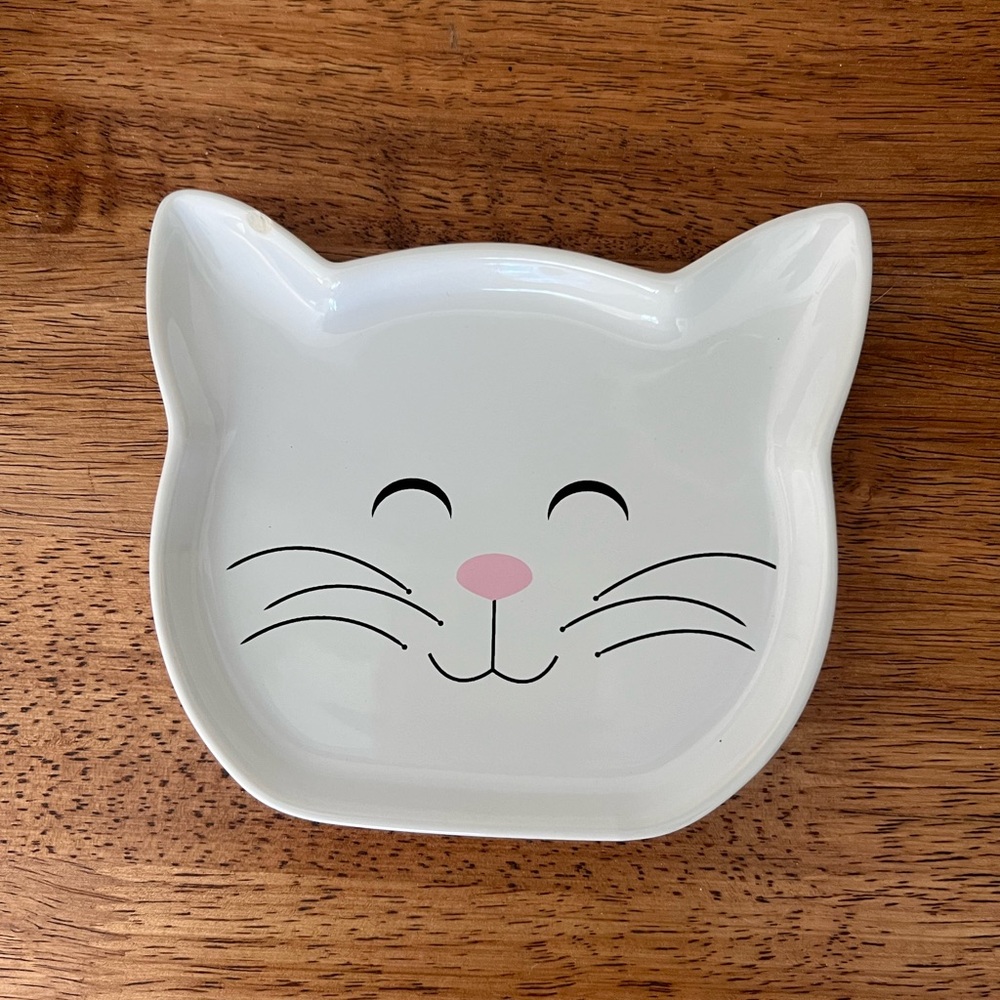 Cat shaped dish